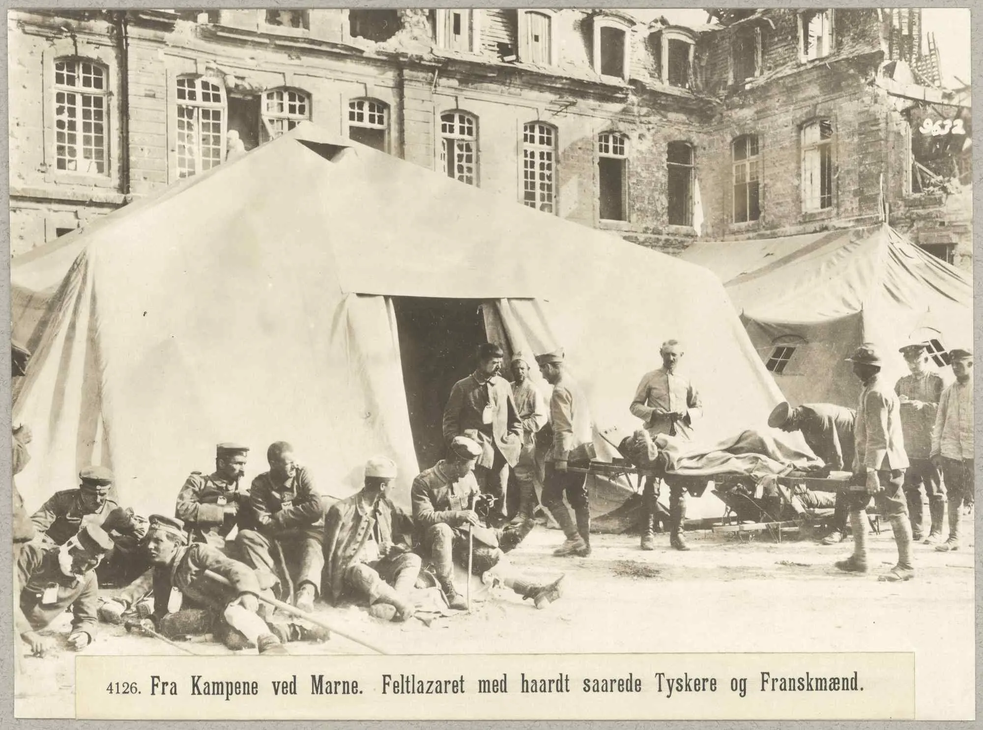 4126. Fra Kampene ved Marne. Feltlazaret med haardt saarede Tyskere og Franskmænd.